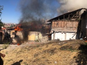 Başkentte 5 gecekondu küle döndü