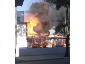 İzmir’in Çiğli ilçesindeki Atatürk Organize Sanayi Bölgesi’ndeki bir fabrikada yangın çıktı. Çok sayıda itfaiye ekibi yangına müdahale ediyor.