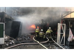 İzmir'de fabrika yangını