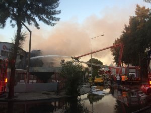 İzmir’de madeni yağ fabrikasında çıkan yangın güçlükle kontrol altına alındı