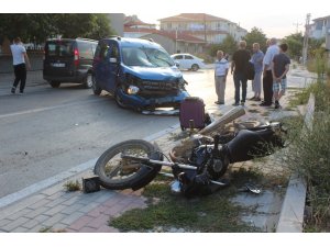 Motosiklet ile otomobil çarpıştı: 2 yaralı