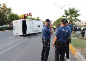 Denizli'de servis midibüsü ile otomobil çarpıştı: 14 yaralı