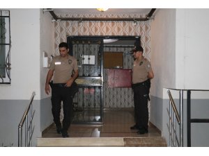 Travestinin evinde yakaladığı babasını bıçaklayarak öldürdü