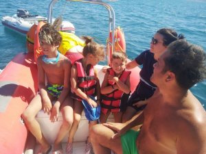 Burhaniye’de denizde arızalanan teknedekileri itfaiye kurtardı