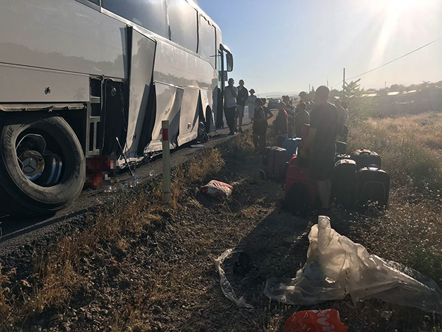 Konya'da tur otobüsü bariyerlere çarptı: 5 yaralı