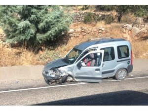 Otomobil ile hafif ticari araç çarpıştı