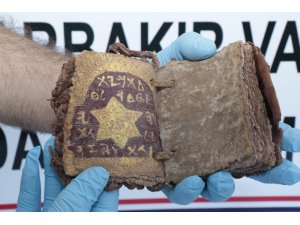 Diyarbakır’da Roma dönemine ait altın yazmalı tarihi kitap ele geçirildi