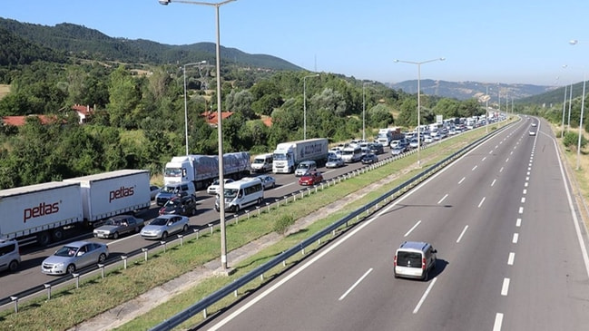 Bayram yoğunluğu... Araç kuyrukları oluştu!
