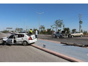 Karşı şeride geçen otomobil, iki otomobile çarptı: 7 yaralı