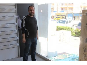 Kurbanlık keçi mağazanın camını kırdı