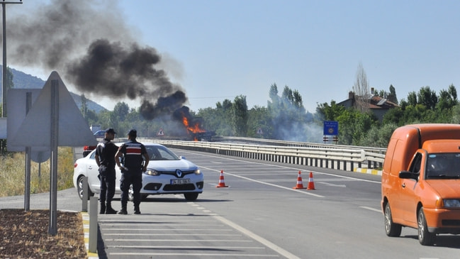 Karayolu trafiğe kapatıldı... Konya'da mühimmat kamyonu infilak etti!