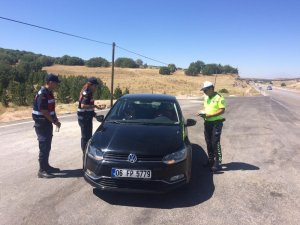 Emniyet Genel Müdürü Aktaş, sürücülere şeker ikram etti