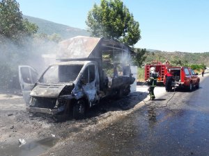 Araç ve çeyiz eşyaları cayır cayır yandı