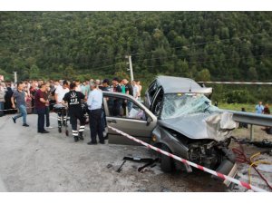 İki otomobil kafa kafaya çarpıştı: 1 ölü, 5 yaralı