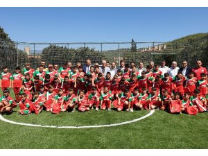 Orhaneli Belediyesi’nden yaz spor okulu öğrencilerine forma