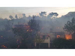 Manavgat ilçesi bayrama iki büyük yangınla girdi