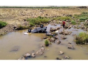 Otomobil dereye uçtu, 3 kişi yaralandı