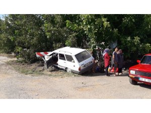 Kontrolden çıkan otomobil yön levhasına çarptı