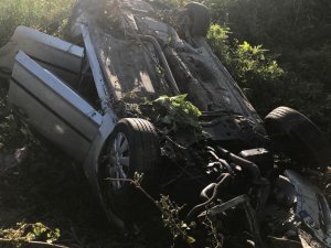 Takla atarak durabilen araçta ölüm olmadı, 5 yaralı