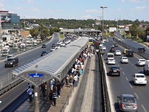 Şirinevlerde bir genç metrobüsün altında kaldı