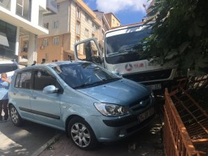 Kağıthane’de freni patlayan çekici 3 araca çarptı