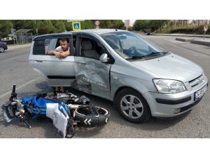 Hastaneden dönen motosiklet hastaneye giden otomobille çarpıştı: 4 yaralı