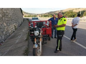 Motosiklet istinat duvarına çarptı: 2 yaralı