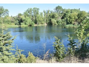 Küçük çocuk arkadaşının terliğini almak isterken nehrin sularına kapıldı