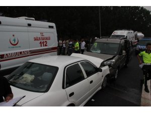 TEM’de otomobiller kafa kafaya çarpıştı: 8 yaralı