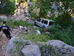 Ticari araç şarampole yuvarlandı: 1 ölü, 1 yaralı