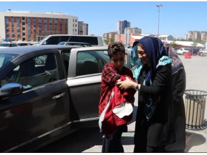 Çarptığı çocuğu, lastiği patlak otomobiliyle hastaneye yetiştirdi