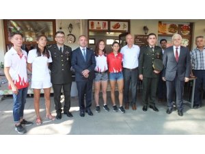 Dünya Şampiyonu özel sporcular Kaymakam Öner ile bayramlaştı