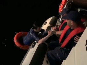 Üsküdar’da denize atlayan vatandaşın kurtarılma anı kamerada