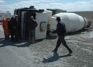 Otomobille beton mikseri çarpıştı