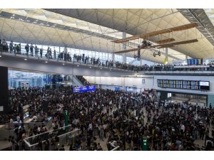 Hong Kong Uluslararası Havalimanı’ndaki tüm uçuşlar iptal edildi