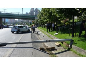 Otomobil elektrik direğine çarptı: 2 yaralı