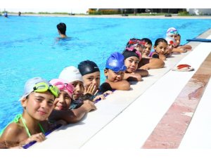 Yenipazarlı minikler yüzmeyi eğlenerek öğreniyor
