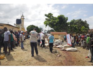 Cansuyu Derneği Togo'da kurban eti dağıttı