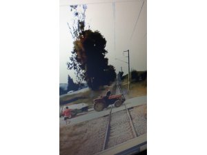 Yük treninin traktöre çarpma anı kamerada