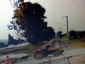 Tren traktöre böyle çarpmış