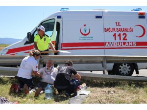 TEM’de bariyerlere çarpan lüks cip refüje uçtu: 4 yaralı