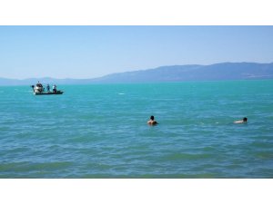 Serinlemek için girdiği gölde kayboldu