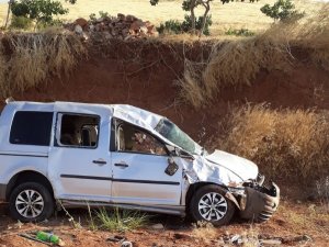 Devrilen hafif ticari araçtaki 7 kişi yaralandı