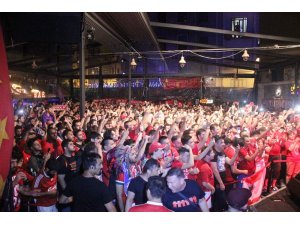 Liverpoollu taraftarlar maç öncesi İstanbul’da doyasıya eğlendi