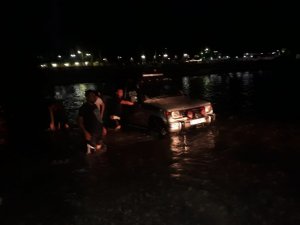 Nehirde araçlarıyla mahsur kalan aileyi itfaiye kurtardı