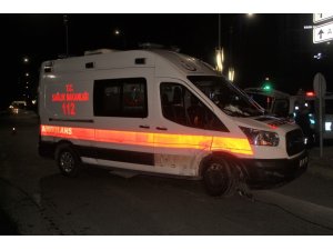 Otomobil ambulansa çarptı:2 yaralı