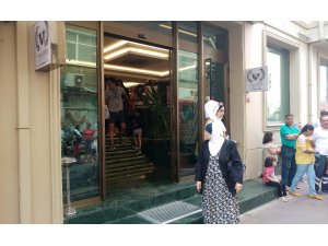 Fatih’te otelde çıkan yangın paniğe yol açtı