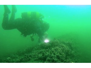 Depremin izlerini su altında görüyorlar