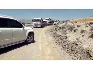 Siirt’te baraj kapaklarının açılmasıyla yol ulaşıma kapandı, araçlar mahsur kaldı