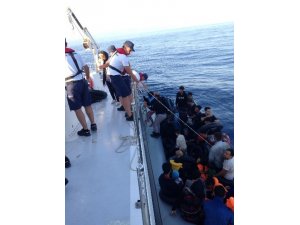 Kuşadası Körfezi’nde 22’si çocuk 49 kaçak göçmen yakalandı